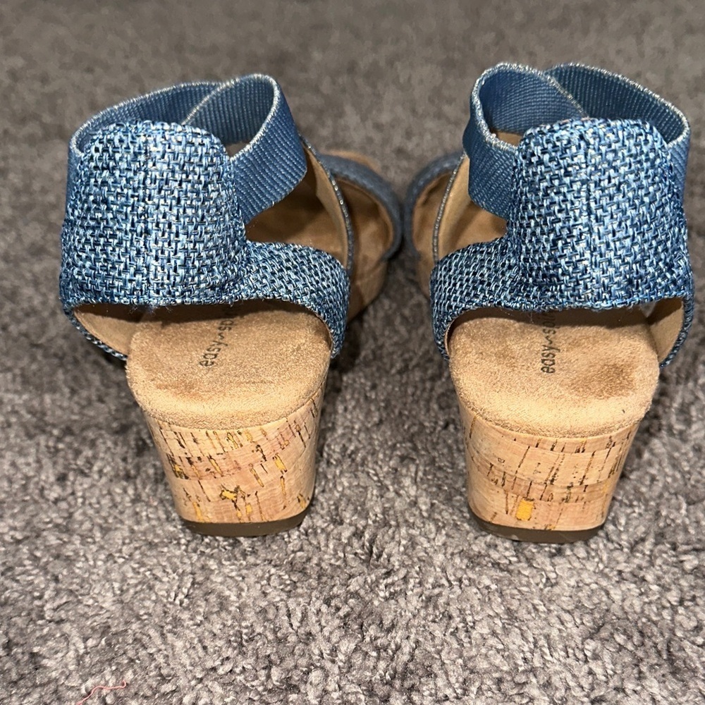 Easy Spirit Navy and Tan Sandals - Picture 3 of 5